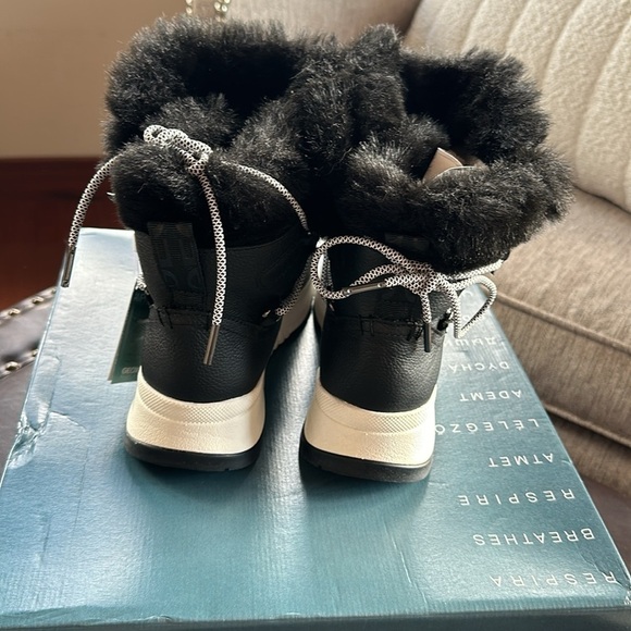 Geox Falena ABX 13
MODEL NUMBER: 9614386 women’s size 7 new with box. - Picture 3 of 6